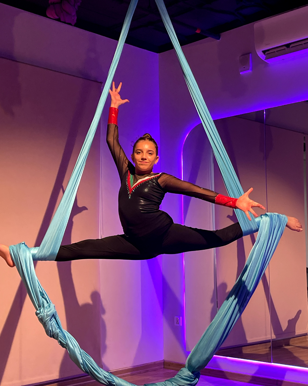 Aerial Silk performance at HANGIT